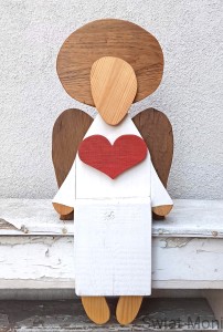 Anioł siedzący w białej sukni z czerwonym sercem 64 cm