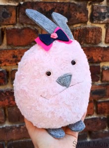 Królik pudrowo różowy z kokardką 