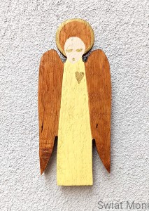 Anioł w jasno żółtej sukni ze złotymi dodatkami 25 cm 