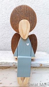 Anioł siedzący w jasno szarej sukni 31 cm 