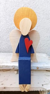 Anioł siedzący w ciemno niebieskiej sukni 39 cm do wewnątrz 