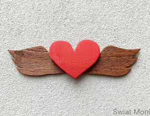 Skrzydła z czerwonym sercem 46 cm 