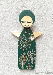 Anioł z dmuchawcami w zielonej sukni 31,5 cm 