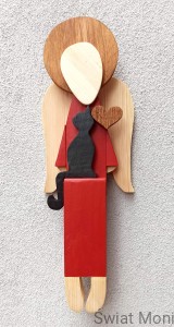 REZERWACJA !!! Anioł siedzący w czerwonej sukni z czarnym kotem 70 cm 