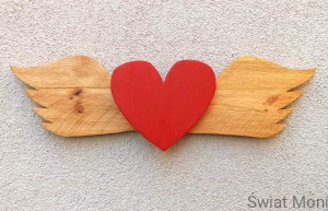 Skrzydła z czerwonym sercem 59,5 cm