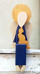 REZERWACJA !!! Siedzący Anioł w granatowej sukni z kotem 36 cm do wewnątrz 