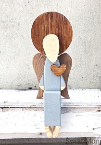 REZERWACJA !!! Siedzący Anioł w jasno szarej sukni 40 cm 