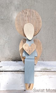 Siedzący Anioł w jasno szarej sukni 39 cm