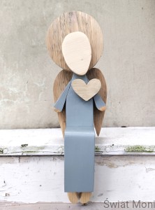 Siedzący Anioł w jasno szarej sukni 36 cm 
