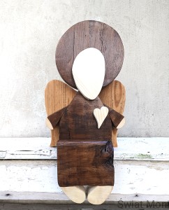 Siedzący Anioł w brązowej sukni 48 cm
