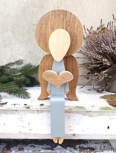 Siedzący Anioł w jasno szarej sukni 43,5 cm