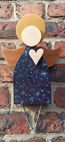 Wiszący Anioł z drewna