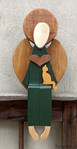 Siedzący Anioł z kotem