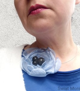 REZERWACJA Obroża z błękitnym kwiatem z szarym środkiem średnica 10 cm, długość obroży 46 cm