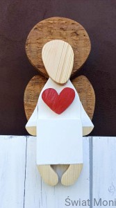 Siedzący Anioł w białej sukni z czerwonym sercem 32 cm na zewnątrz 