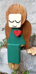 Zamów podobnego Siedzący Anioł w zielonej sukni z czerwonym sercem 54 cm na zewnątrz 