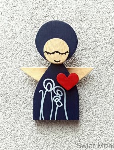 Zamów podobnego Aniołek Świąteczny ze Świętą Rodziną 23,5 cm granatowy z czerwonym sercem 