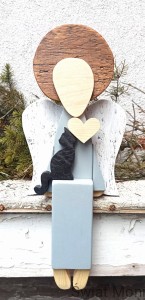 Siedzący Anioł w jasno szarej sukni z czarnym kotem na kolanach 43 cm do wewnątrz