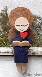 Siedzący Aniołek z książką w granatowej sukni 26 cm do wewnątrz