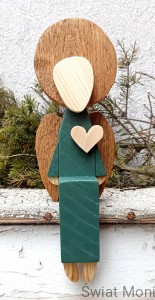 Siedzący Anioł w zielonej sukni 33,5 cm 